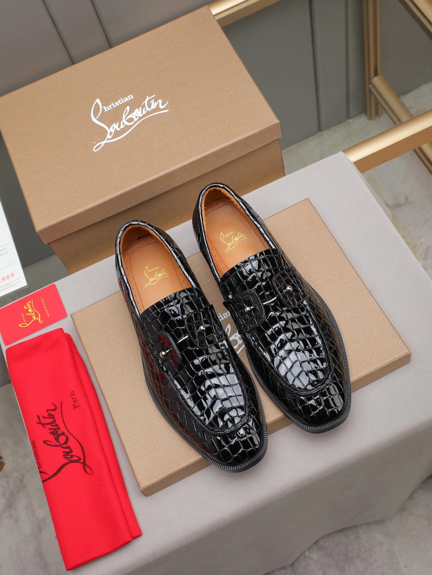 PP580 CL New formal dress shoes Christia* Loubouti* Red-soled shoes GREGGO men's Oxford shoes Official price Made of imported cowhide/glossy patent leather/glossy small square pointed toe design Iconic red outsole, extremely personalized shoe Original color cowhide lining Original Italian leather outsole; fine workmanship brings you a luxurious experience Clean silhouette and straightforwardness, GREGGO men's Oxford shoes It is an Oxford shoe type born for city roaming. Standard leather shoe size: 38～44# (45🉑️customized)